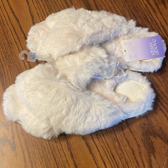 Stars above women’s soft and cozy slippers, size 9/10. - Picture 3 of 5